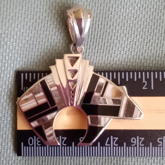 NATIVE AMERICAN INLAY BLACK ONYX AND SHELL TUXEDO BEAR PENDANT - Picture 5 of 8